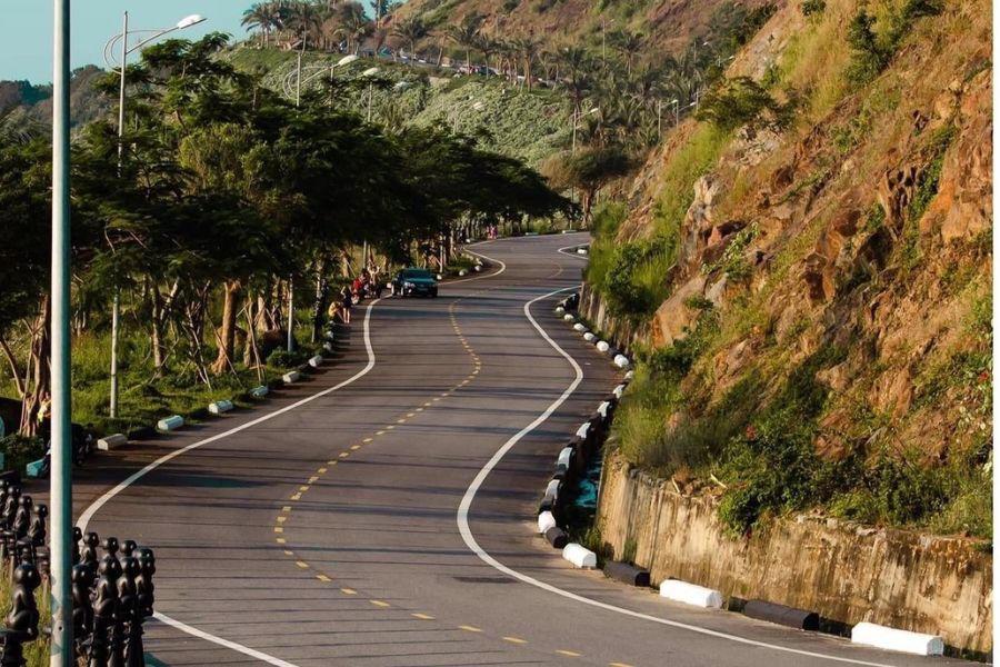 Cung đường Hoàng Sa lên Đỉnh Bàn Cờ với cảnh biển hùng vĩ