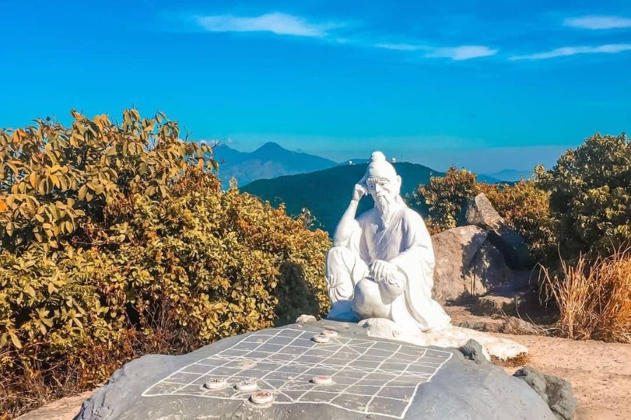 Tượng tiên ông Đế Thích tại Đỉnh Bàn Cờ, bán đảo Sơn Trà